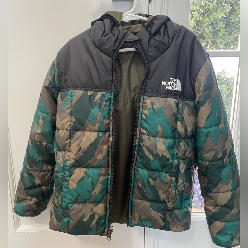 Boys like new Northface reversible down jacket.